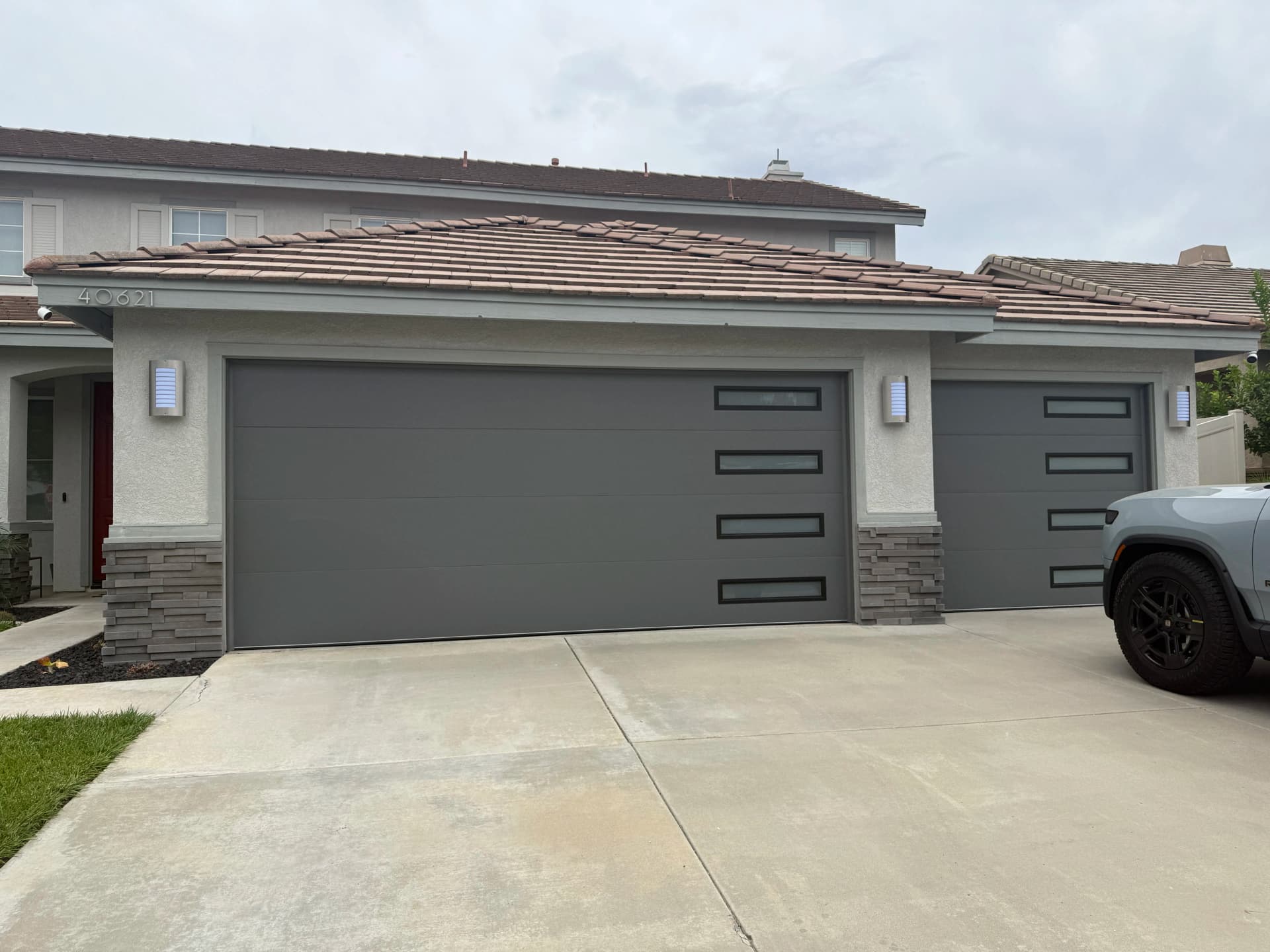 Gallery photos for Clopay Steel Doors with Lustra Finish Give This Home a Sharp New Look: Image #1